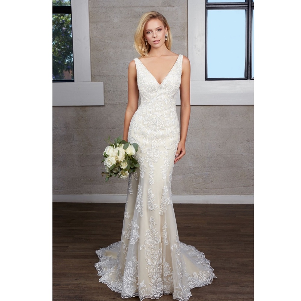 Ivory Lace Sheath Bridal Gown